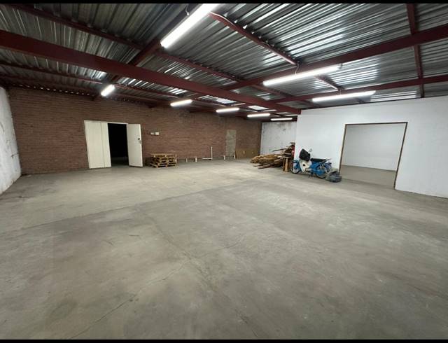 548M² WAREHOUSE TO LET IN LANSERIA